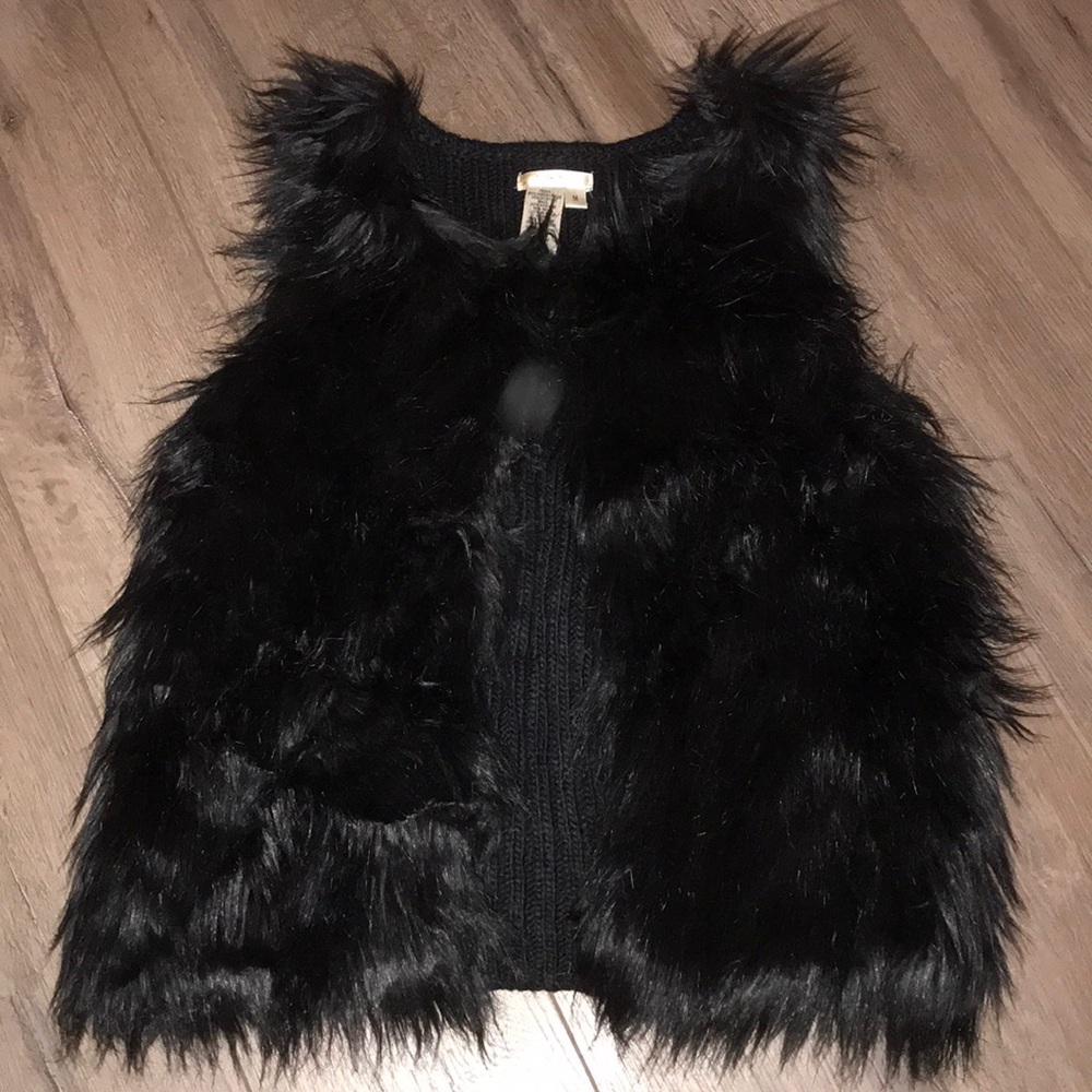 Juniors black faux fur vest
